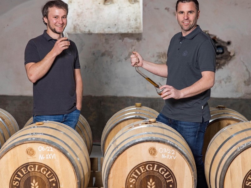 Stiegl-Kreativbraumeister Markus Trinker mit Wildshut Braumeister Sebastian Eßl beim Verkosten des neuen Whiskys im Reifekeller.