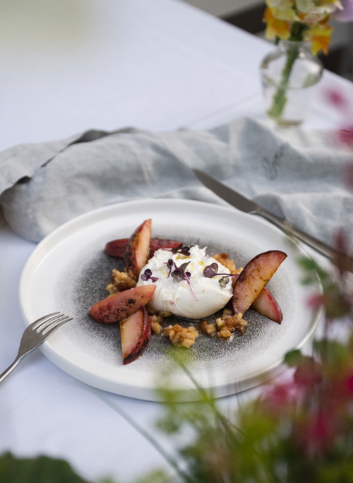 Burrata mit gegrillten Pfirsichen und Chutney.