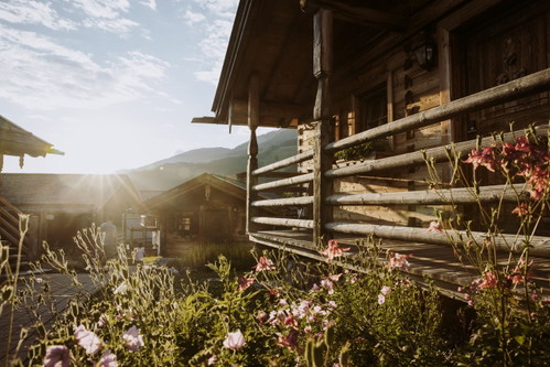Wer nicht im Hotel schlafen, aber trotzdem dessen Vorzüge genießen möchte, dem sei eines der Chalets im angrenzenden Mini-Dorf ans Herz gelegt.