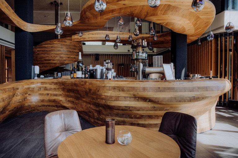 Ein absolutes Highlight zum Schluss: Die Bar Hauptbau des Hotels stammt von einem regionalen Künstler und seiner Tochter – eine Sonderanfertigung, die man unbedingt gesehen und berührt haben sollte.