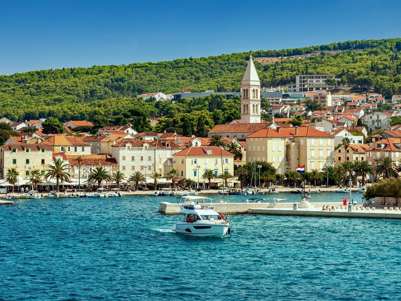 Der Hafen von Supetar, dem mit knapp 3500 Einwohnern größten Städtchen auf Brač. Von hier verkehren beinahe stündlich Fähren nach Split.
