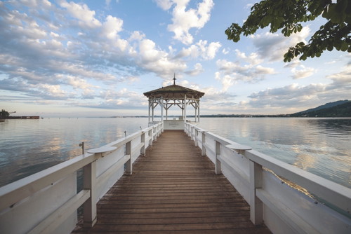 Ein malerischer Anblick: Der Bodensee verzaubert mit seiner atemberaubenden Landschaft. Hier findet man auch Ruhe und Inspiration.