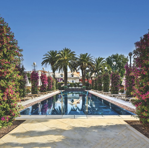 Das Fünf-Sterne-Luxushotel »Lemongarden« mit seinem 25-Meter-Pool: Im Restaurant des Hotels wird ein grandioser Tintenfischrisotto serviert.