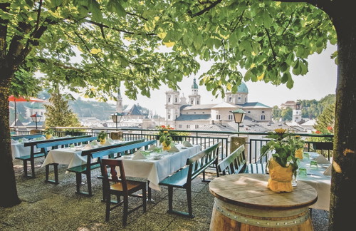 Biergenuss und mehr mit prachtvoller Aussicht auf die Mozartstadt Salzburg. Tradition wird im »Stiegl-Keller« großgeschrieben, Gastlichkeit auch.