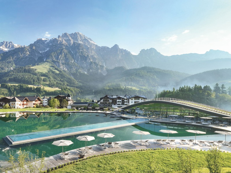 Eingebettet in die Hänge seines Hausbergs Asitz und mit Blick auf die eindrucksvollen Leoganger Steinberge ist das »Hotel Krallerhof« ein Kraftort mit Tradition und Innovation. 