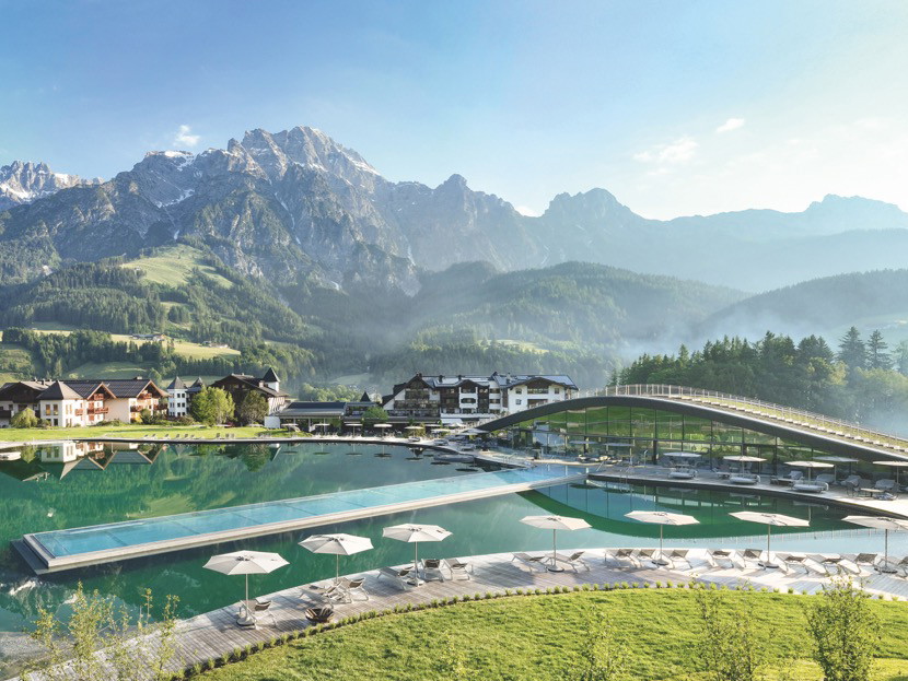 Eingebettet in die Hänge seines Hausbergs Asitz und mit Blick auf die eindrucksvollen Leoganger Steinberge ist das »Hotel Krallerhof« ein Kraftort mit Tradition und Innovation. 