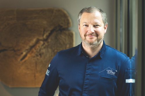 Andreas Döllerer »Döllerer Genusswelten«, Golling
Asmik Grigorian liebt, wenn sie bei den Festspielen in Golling auftritt, auch das Alpin-Ramen bei Spitzenkoch Andreas Döllerer. Der Koch der »Cuisine Alpine« hat viele moderne Interpretationen kulinarischer alpiner Klassiker auf seiner Speisekarte.