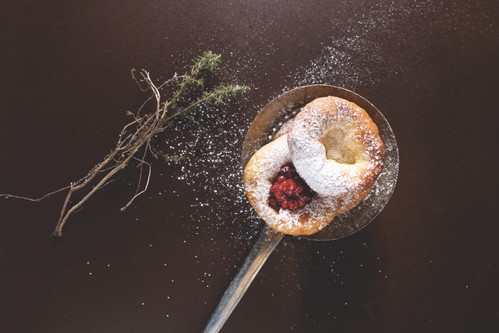 Die traditionellen Bauernkrapfen kann man süß und salzig genießen. Der Salzburger Spitzenkoch Vitus Winkler serviert sie mit erfrischenden Preiselbeeren.