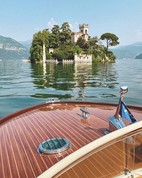 Feine Gerichte und perlender Franciacorta sind eine ideale Kombination. Auch die berühmten Riva-Boote werden am Iseosee gebaut. 