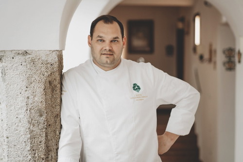 Daniel Mild »Hotel Restaurant Goldener Hirsch«, Salzburg
Seit 2021 ist er Küchenchef im geschichtsträchtigen »Hirschen«. Der gebürtige Salzburger begann hier vor 
20 Jahren mit einer Kochlehre und kehrte nach zahlreichen Stationen rund um den Globus zu seinen Wurzeln zurück.
