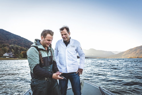 Zwei-Sterne-Koch Thomas Kellermann (r.) ist ein Fan des Tegernsee-Saiblings, den Christoph von Preysing für ihn aus dem Wasser holt.