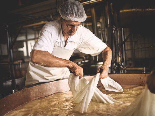 In der Schaukäserei in Affoltern im Emmental wird vor Publikum Käse produziert. Wer möchte, kann hier auch selbst Hand anlegen und erhält »seinen« Emmentaler später zugeschickt.