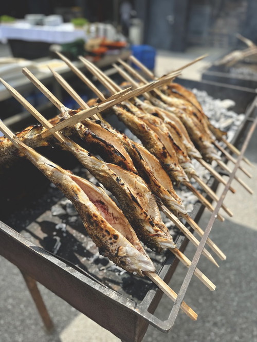 Steckerlfisch (o.) ist (auch)eine Tegernseer Spezialität. Was vom Fang nicht im Ganzen verarbeitet werden kann, wird zu Aufstrichen, Fonds oder Fischknödeln verarbeitet und direkt vor Ort verkauft (l.).