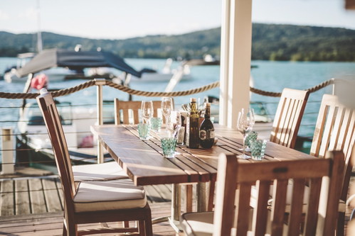 Das »Lakeside« ist mit seiner grandiosen Aussicht einer der Wohlfühl-Hotspots an den Ufern des Wörthersees. 