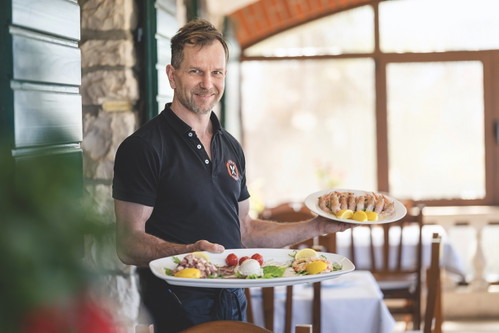 Ivan Kernjus und eine frische Meeresfrüchteplatte. 
In Küstennähe wird Fangfrisches aus dem Meer serviert – passend mit knusprig gebratenem Brot vom Grill.