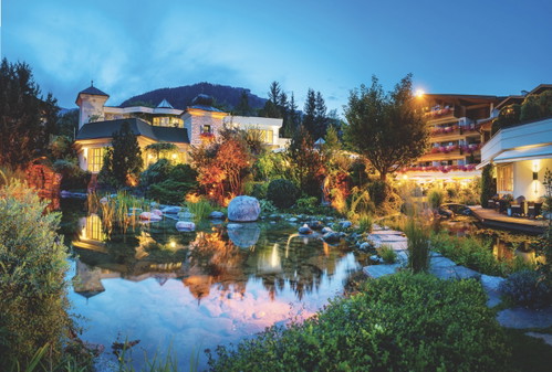 Der »Salzburgerhof« in der Abenddämmerung:
Ein Farbenspiel aus warmen Tönen taucht das Hotel in magisches Licht und zaubert unvergessliche Eindrücke.