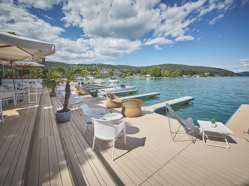 Die Terrasse des Restaurants »Seespitz« im »Falkensteiner Schlosshotel Velden« lädt zum Verweilen ein, erlesene Gaumenfreuden inklusive.