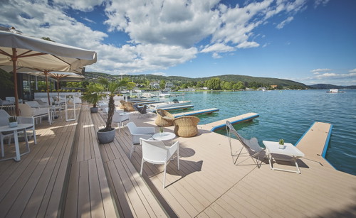 Die Terrasse des Restaurants »Seespitz« im »Falkensteiner Schlosshotel Velden« lädt zum Verweilen ein, erlesene Gaumenfreuden inklusive.