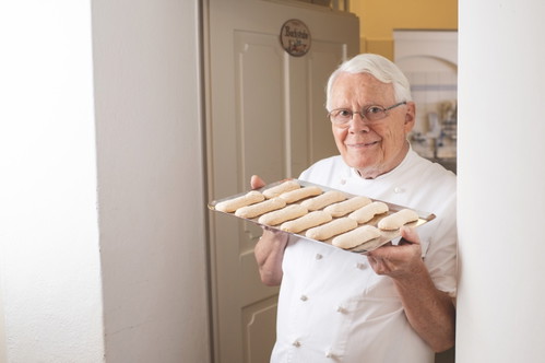 Erich Winkler, der Doyen der Salzburger Backkunst, serviert auch den Luxus des Einfachen: himmlische Löffelbiskuits (Biskotten).