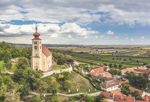 Von der Pfarrkirche in Donnerskirchen am Leithaberg blickt man über den ganzen See bis zum Seewinkel im Osten.