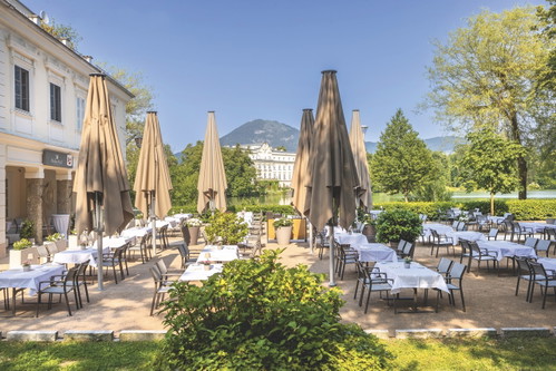Der Blick vom Garten des »Weiherwirt« auf das Schloss Leopoldskron mit seiner Festspielgeschichte. Aufgetischt werden auch köstliche Meeresfrüchte.