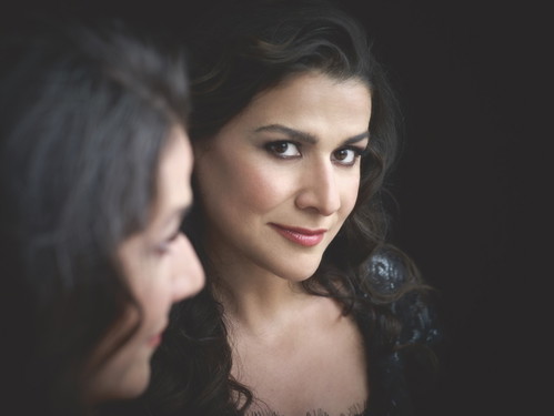 Cecilia Bartoli Opernsängerin
»Ich liebe es, Pasta alla Norma zu kochen. Das Gericht ist nach der Bellini-Oper »Norma« benannt. Mein Tipp: Man koche es mit Leidenschaft, frischen Zutaten und zu Bellini-Arien.«