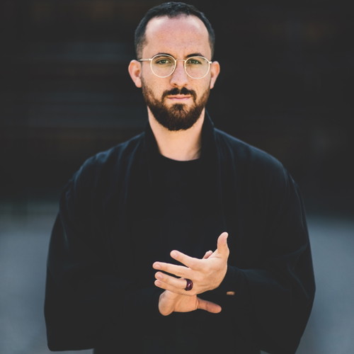 Igor Levit Pianist
»Während im Großen Festspielhaus die Eröffnungspremiere stattfindet, sitzt Igor barfuß und in Birkenstock-Sandalen vor dem Restaurant ›Blaue Gans‹. Das Signal ist klar: Hier ist er zu Hause.«  (aus Igor Levit. Hauskonzert)