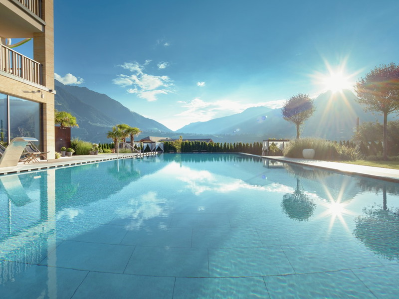 Der Infinity Pool im »Maiena Meran Resort« bietet einen unglaublichen Ausblick.