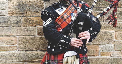 Farbenfrohe Tradition: Jeder Clan hat sein eigenes Tartan, wie 
die mehr oder minder bunten Webmuster der Stoffe genannt werden.