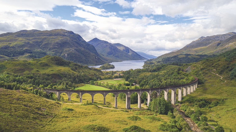 Der »Hogwarts Express« des Zauberlehrlings Harry Potter heißt in Wahrheit »Jacobite Steam Train« und führt Besucher um das beschauliche Loch Shiel.