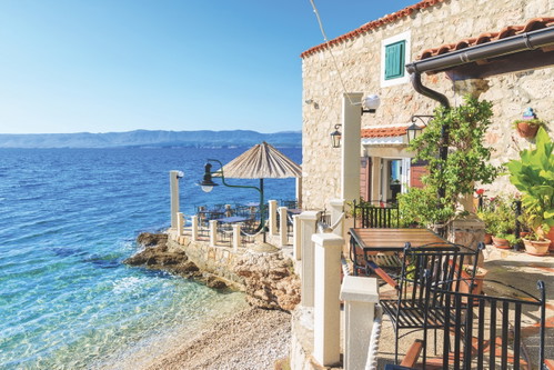 Das Restaurant »Ribarska kućica« in Bol beeindruckt mit einem sagenhaften Blick auf das Meer und seiner großartigen Fischküche.