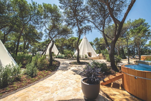 Luxus-Glamping. Das Arena One 99 ist ein idealer Zufluchtsort unter Kiefern für alle, die Ruhe und Entspannung suchen.