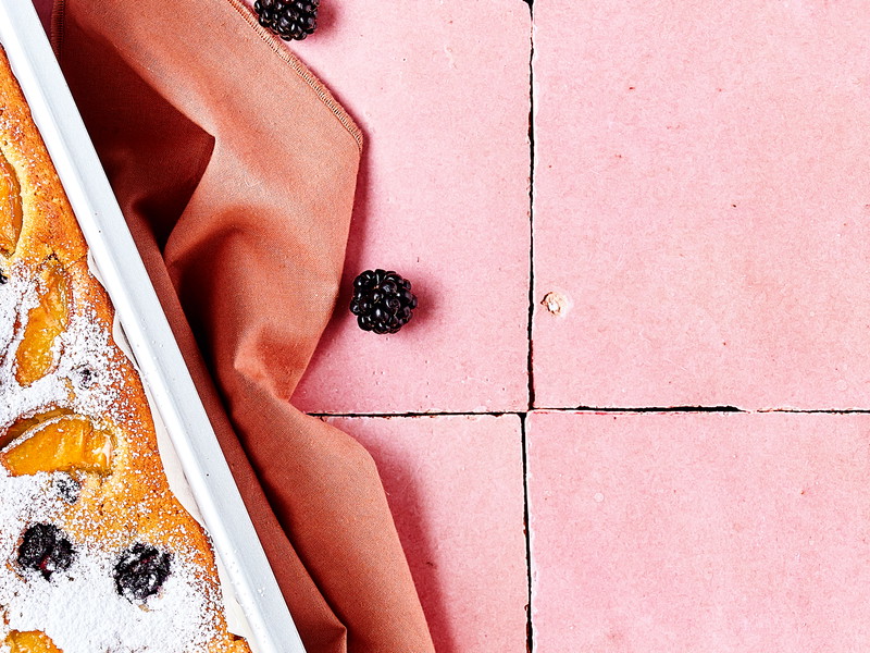 Buttermilchkuchen mit Marillen und Brombeeren