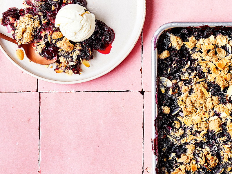 Klassischer Crumble mit Wildheidelbeeren