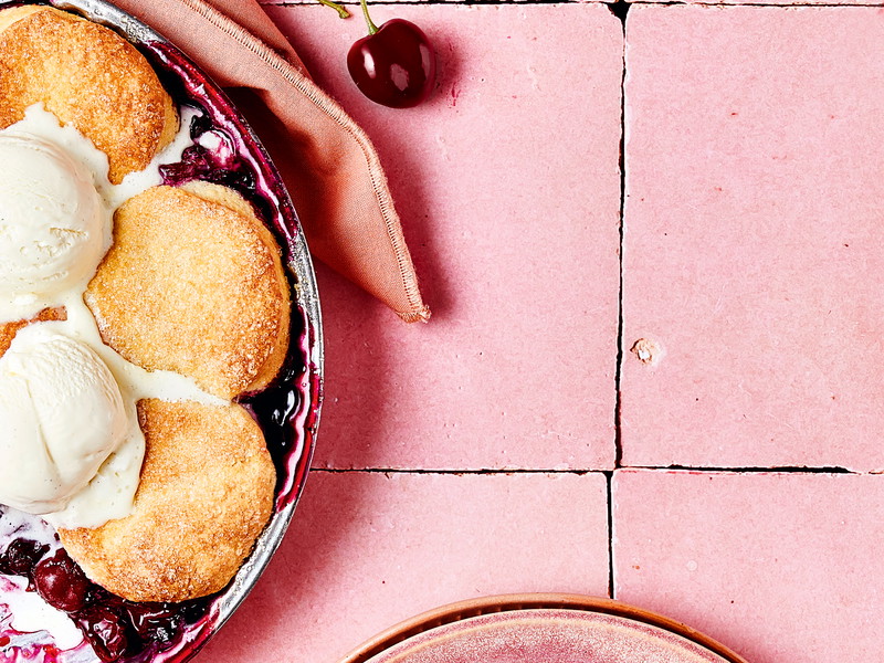 Cherry Cobbler mit Mandeln.
