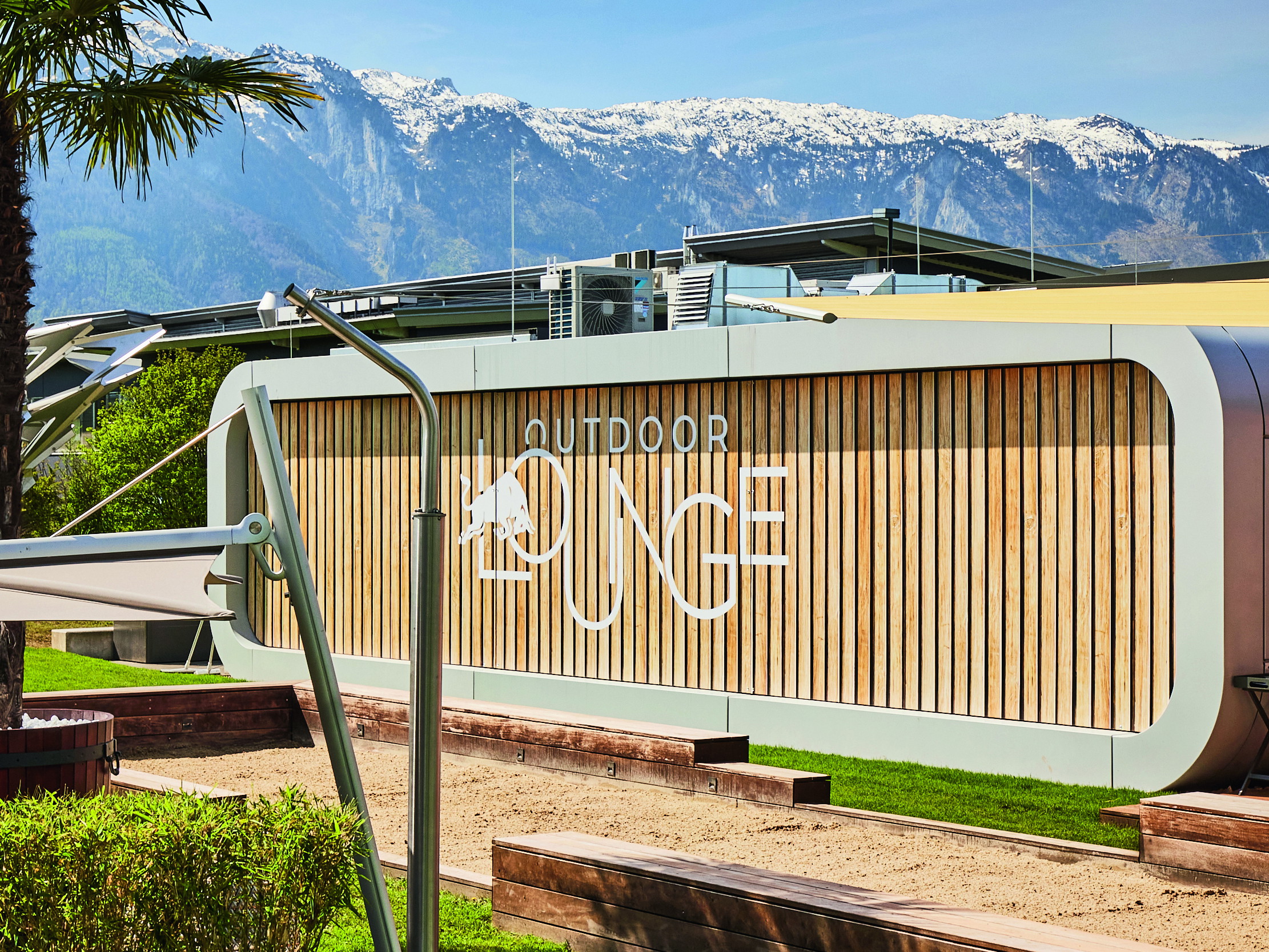 Die »Hangar-7 Outdoor Lounge« ist die vielleicht schönste Besucherterrasse eines Flughafens überhaupt. Mit exquisiten Köstlichkeiten auf den Tellern.