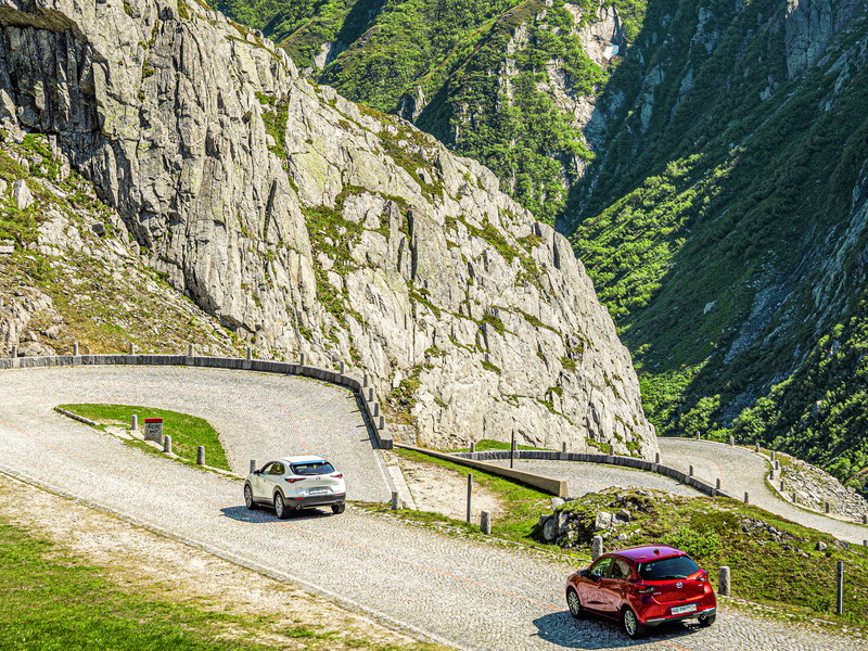 Auf der Grand Tour of Switzerland in den legendaeren Tremola Serpentinen auf der Suedseite des Gotthardpasses.
