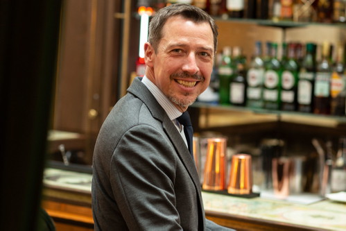 Generaldirektor Wolfgang Putz in der Bar, die für ihn ein besonderer Ort ist. 