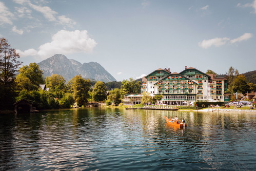 Logenplatz: Im Vier-Sterne-Superior-Hotel »Seevilla« in Altaussee gastiert man direkt am Wasser. Für das leibliche Wohl ist hier ebenfalls bestens gesorgt.