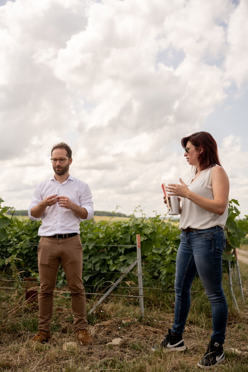 Kellermeister Émilien Boutillat und Weinbergmanagerin Aurelia Jamain.