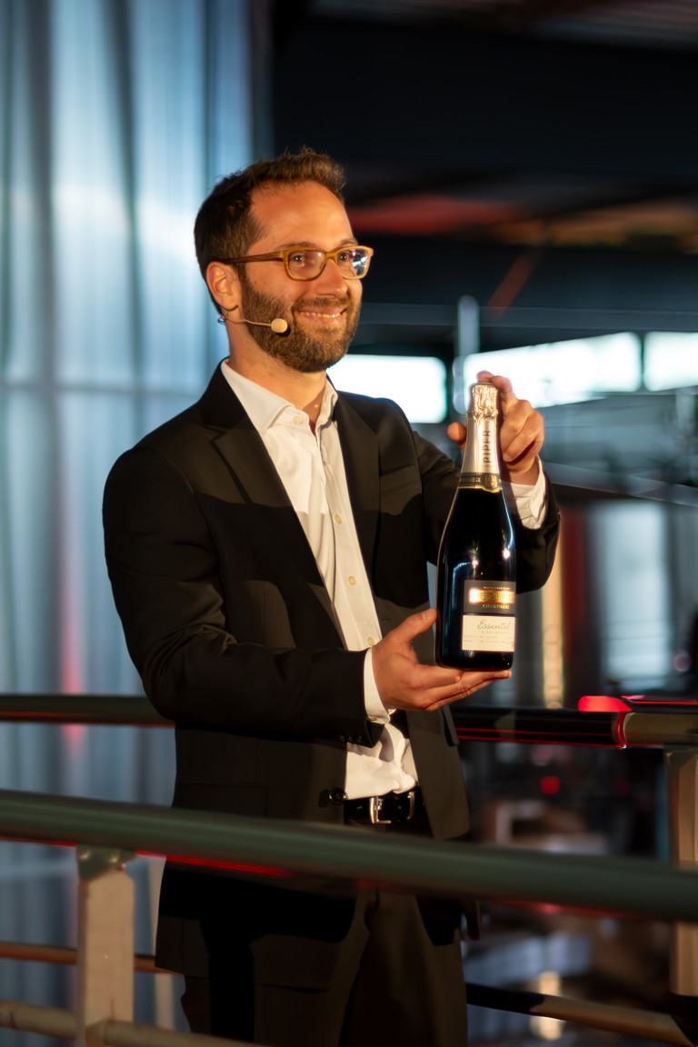 Émilien präsentiert stolz »sein Baby«: den »Essentiel Blanc de Noirs«.