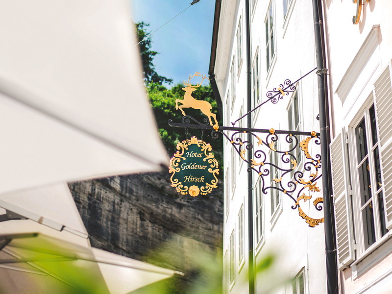 Mehr als 600 Jahre Tradition vereint mit Luxus zeichnen das legendäre »Hotel Goldener Hirsch« im Festspielbezirk der Mozartstadt aus.