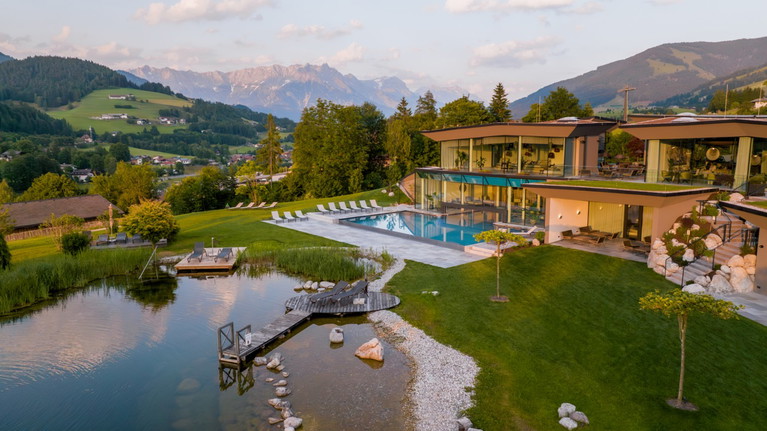 Der Blick über den Badeteich auf den neugeschaffenen Spa-Bereich.