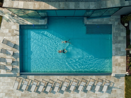 Eines der Highlights des »Heaven Spa« stellt außerdem der Infinity-Pool dar, in man sowohl im Innen- als auch im Außenbereich betreten kann.