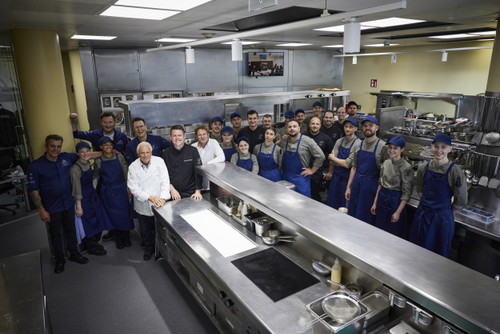 Stefan Heilemann, guest chef July 2023, kitchen, Restaurant Ikarus, Hangar-7, Salzburg, Austria, 2023.07.01, Stefan Heilemann, Martin Klein, Eckart Witzigmann, Martin Ebert, Stefan Howells / Stefan Heilemann, Gastkoch Juli 2023, Küche, Restaurant Ikarus, Hangar-7, Salzburg, Österreich, 2023.07.01, Stefan Heilemann, Martin Klein, Eckart Witzigmann, Martin Ebert, Stefan Howells // Helge Kirchberger Photography / Red Bull Content Pool // SI202307030386 // Usage for editorial use only //