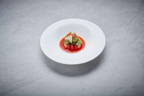 Stefan Heilemann, guest chef July 2023, Food, Restaurant Ikarus, Hangar-7, Salzburg, Austria, 2023.07.01, Strawberry, Sorrel, Liquorice, Felchlin Bionda chocolate / Stefan Heilemann, Gastkoch Juli 2023, Gericht, Restaurant Ikarus, Hangar-7, Salzburg, Österreich, 2023.07.01,  Gariguette Erdbeeren, Sauerampfer, Süßholz, Felchlin Bionda Schokolade