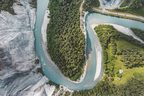 Wild und ungezähmt: Bei Versam mäandert der Vorderrhein in der spektakulären, bis zu 400 Meter tiefen Rheinschlucht.