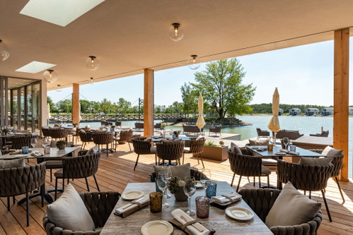 Luxurious residences: In charming bungalows in Burgenland country house style, you can enjoy high-quality culinary delights at the "Villa Vita".