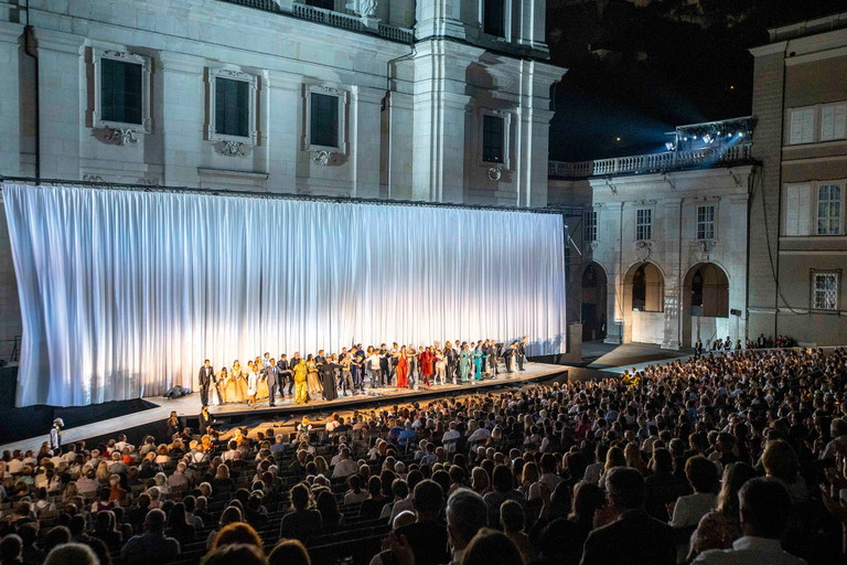 Max Reinhardt kam bei einem nächtlichen Spaziergang wenige Wochen vor der Premiere die Idee, »Jedermann« am Domplatz aufzuführen. Eine bessere Kulisse könnte es für das katholische Mysterienspiel nicht geben. 