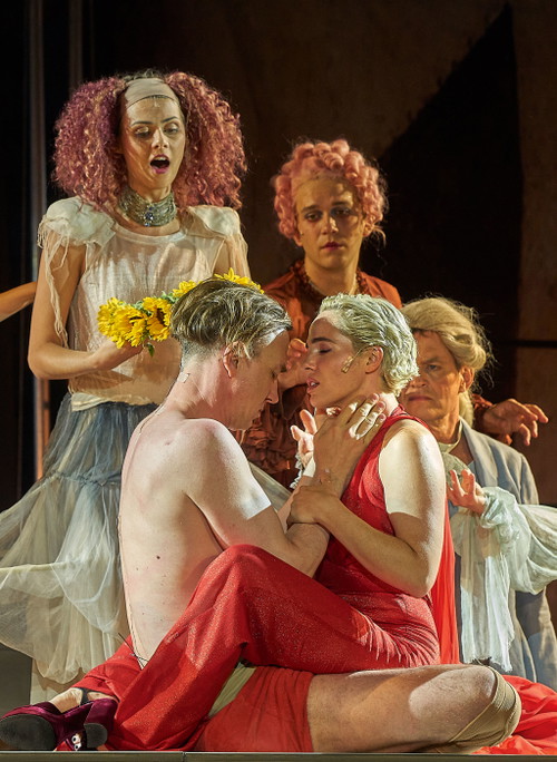 Als Abgesang auf das Patriarchat verstanden Lars Eidinger und Verena Altenberger das Theaterstück von Hugo Hofmannsthal. Eine moderne Interpretation, mit der sich viele, aber längst nicht alle anfreunden konnte.